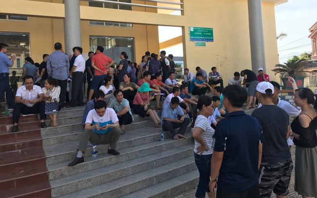 Nhà đầu tư, người mua chờ đợi kết quả trong một buổi đấu giá đất tại Thanh Hóa.